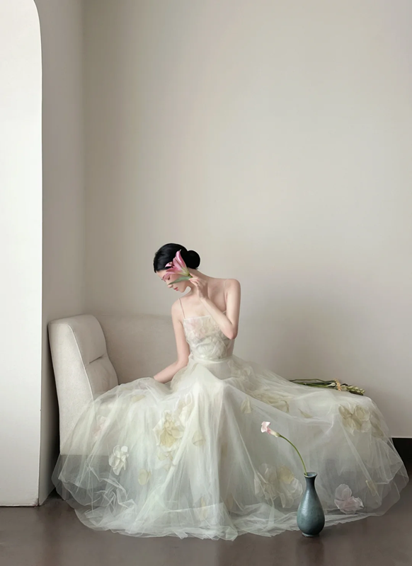 Light off‑white spaghetti‑strap waist‑cinched slim‑fit elegant long prom gown R8004