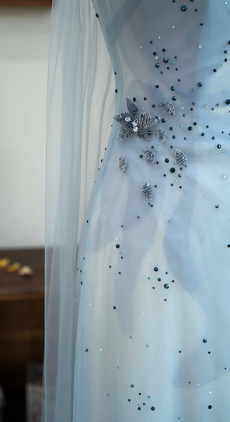 Light blue halter-neck fitted long elegant ball gown R8029