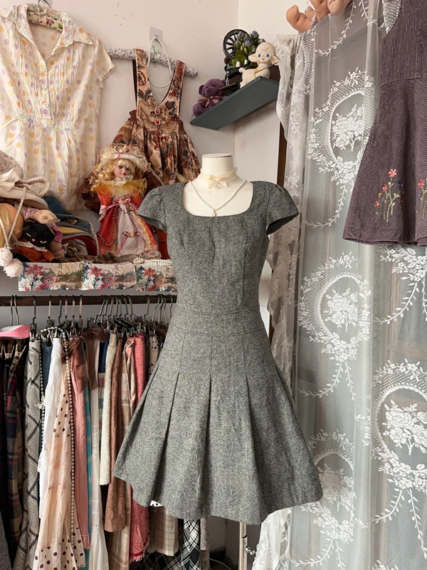 Grey square neckline fitted waist short ball gown R7558