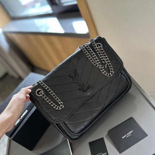 Saint Laurent Niki Medium In Vintage Leather Black 28Cm 6331580En041000