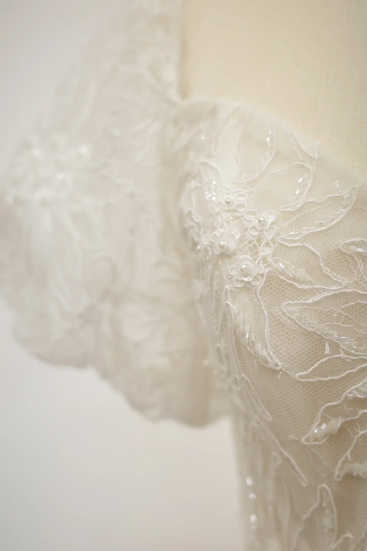White square-neck, fitted waist, lace sexy ball gown/bridal dress R8549