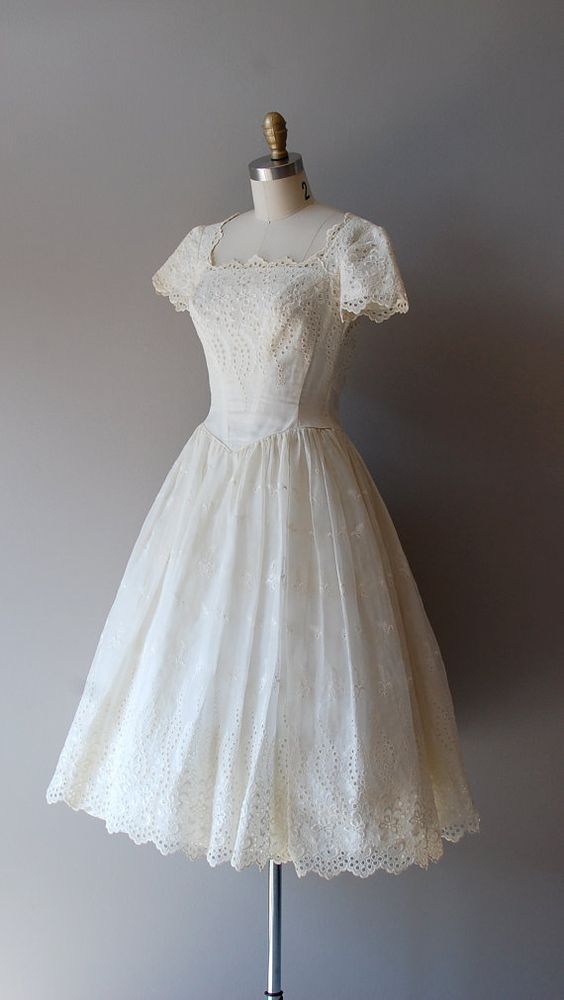 Vintage A Line Short Lace Tea Length Wedding Dress Chic Midi Bridal Gown with Sleeve