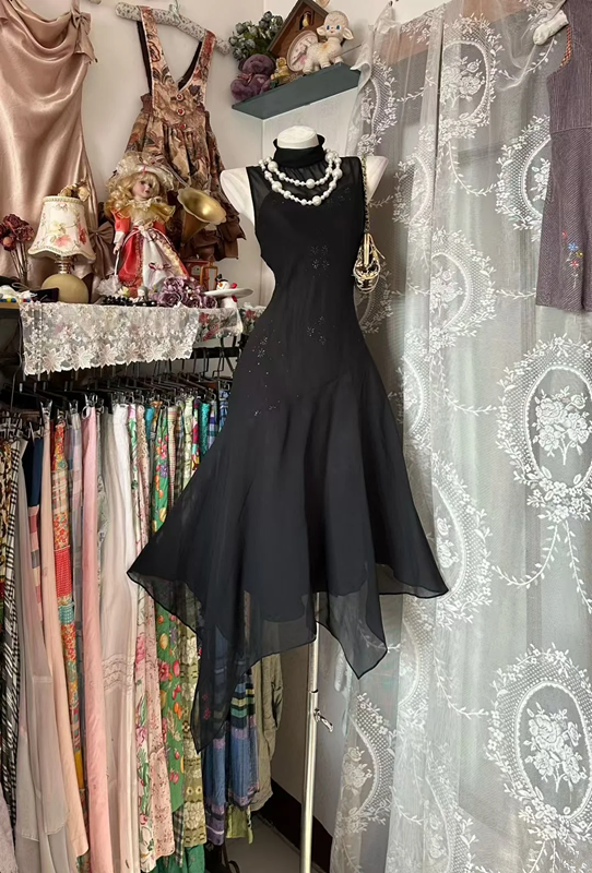 Black sleeveless fitted waist elegant ball gown with asymmetrical hem R7560