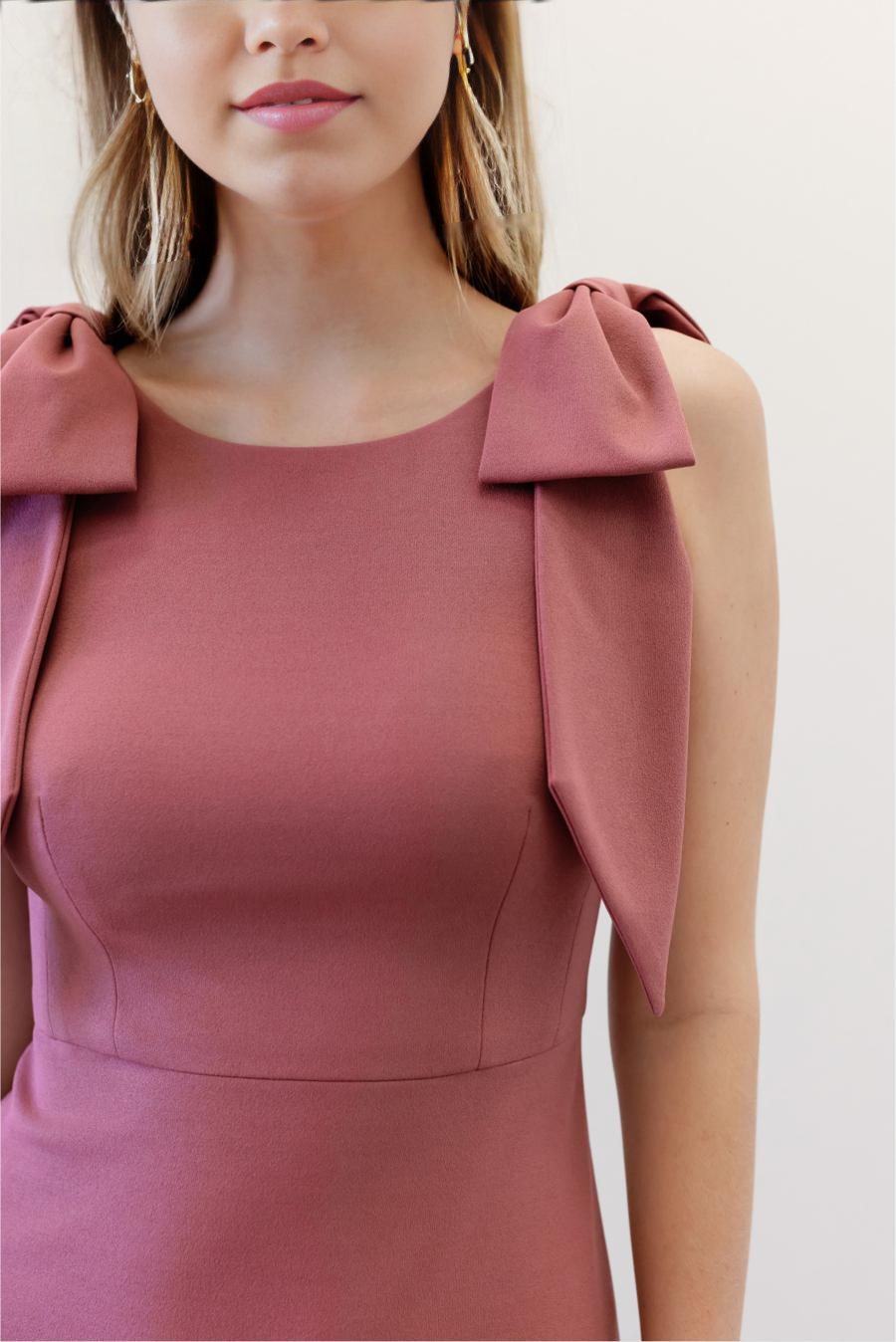round neck sleeveless bow shoulder strap backless and floor length evening dress
