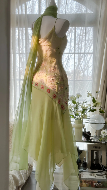 Light yellow-green halter-neck fitted long ball gown with an asymmetrical hem R7679
