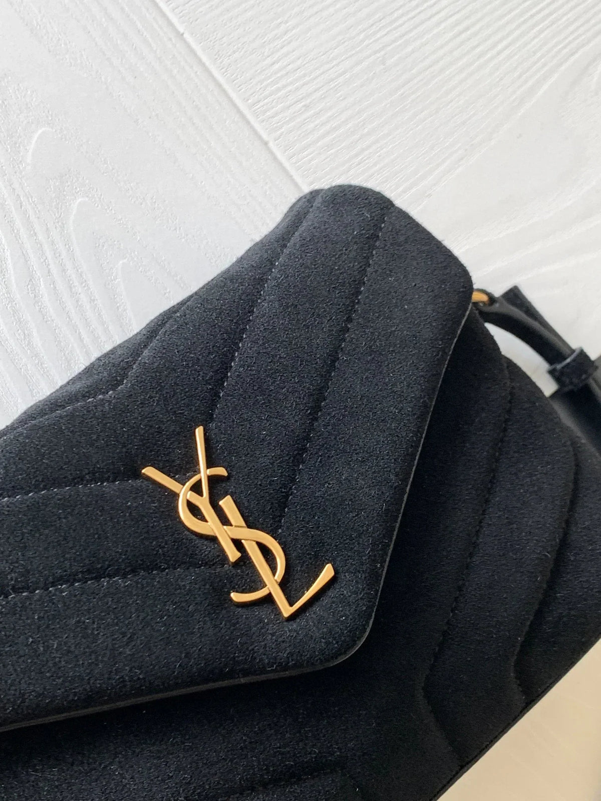 YSL Loulou 20 Black Velvet 20x14x7cm
