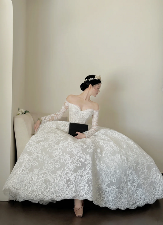 White lace off‑the‑shoulder, waist‑cinching, slim‑fit, long ball gown with a fluffy skirt, wedding dress R7994