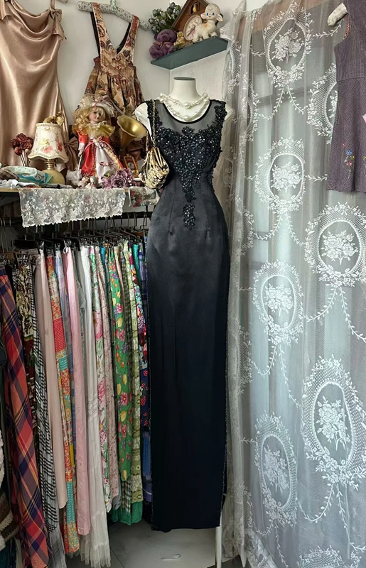 Black sleeveless fitted long ball gown R7563