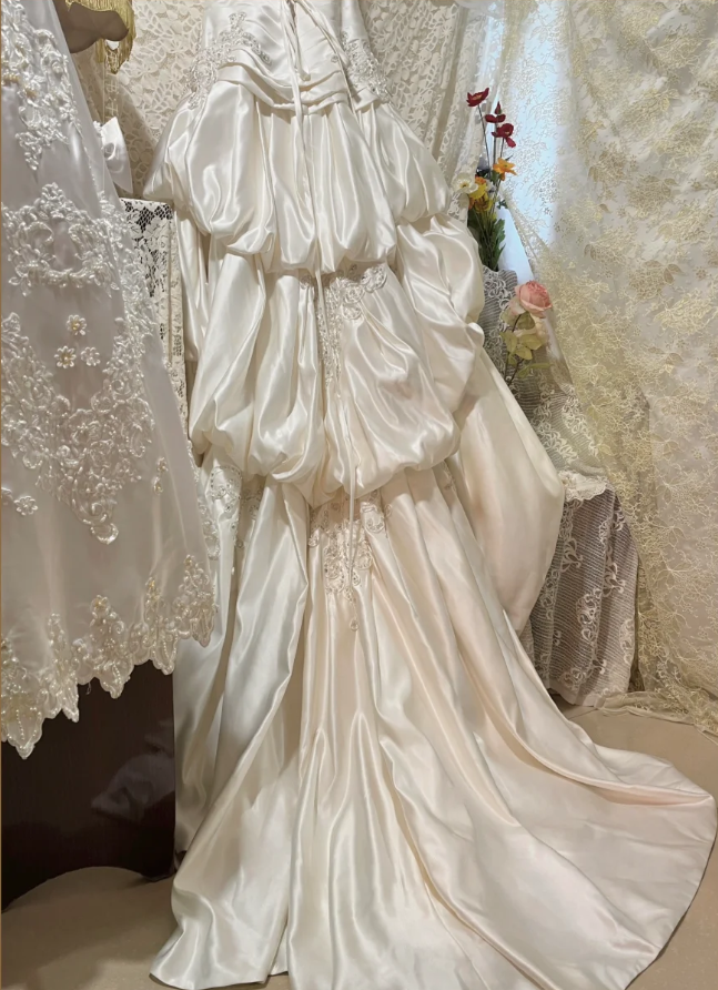 Vintage Strapless Ivory Satin Pleated Lace Appliques Mermaid Long Wedding Dress Formal Bridal Gown