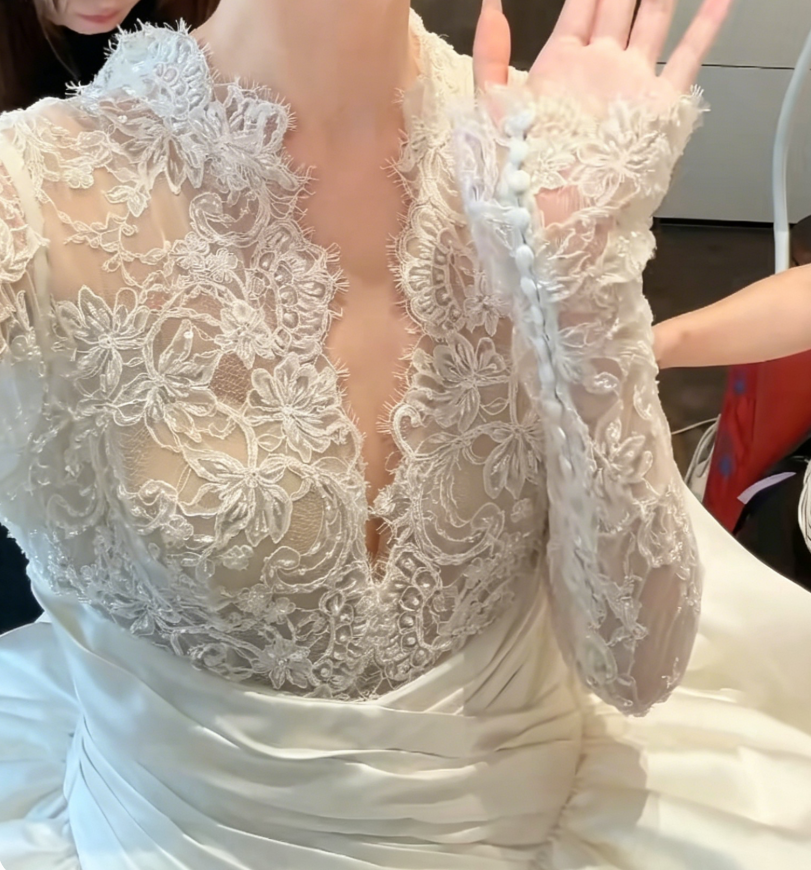 Charming V Neck Lace Satin Wedding Dress Long Sleeve Bridal Dress GG6196