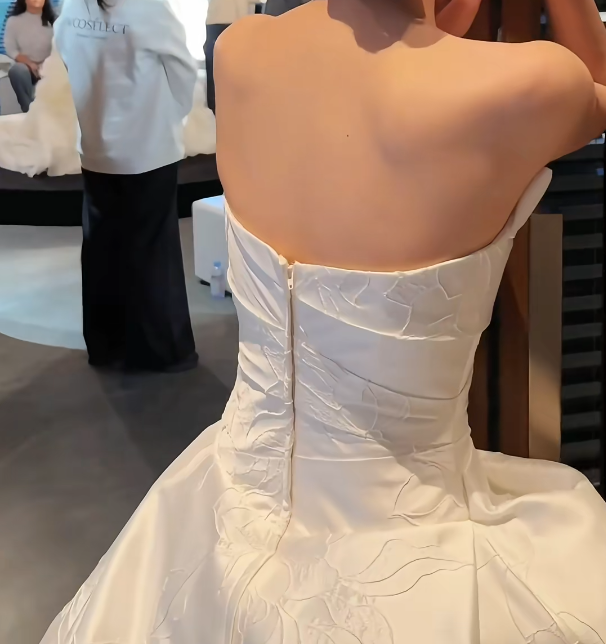 Playful Strapless Jacquard Wedding Dress Satin A-Line Bridal Dress GG6575