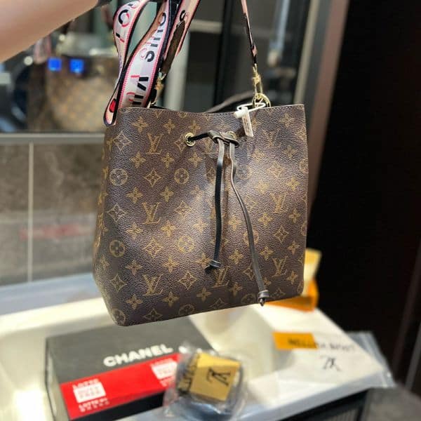 Louis Vuitton Neonoe MM Black 25Cm M44020