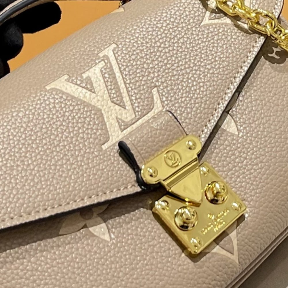 Louis Vuitton Pochette Métis East West Bag Gray Cream 21Cm M23081