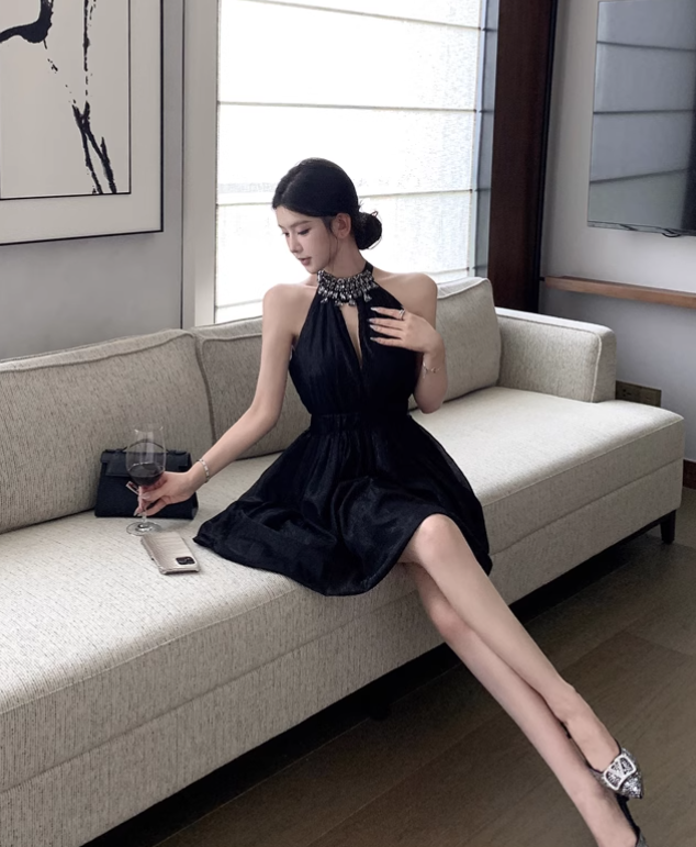 Simple Fashion Black Beading V-neck Design A-line Halter Homecoming Dress TP3719