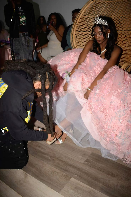 Glamorous Pink Sweetheart Neck Tulle Sequin Appliques Ball Gown Sweet 16 Dress Princess Quinceanera Dress