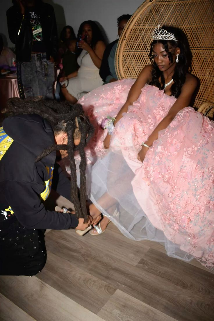 Glamorous Pink Sweetheart Neck Tulle Sequin Appliques Ball Gown Sweet 16 Dress Princess Quinceanera Dress