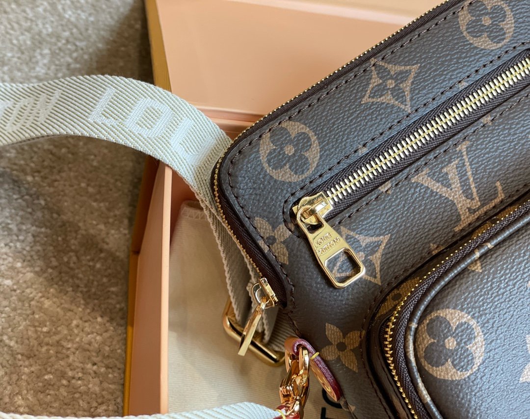 LOUIS VUITTON Monogram Utility Phone Sleeve