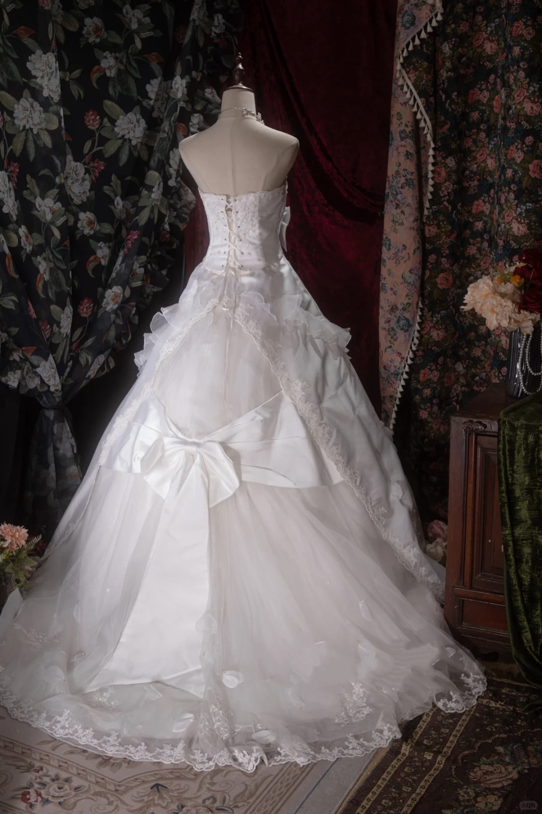Vintage Strapless White Satin Wedding Dress 3D Floral & Bow Detail Tiered Bridal Gown TP5787