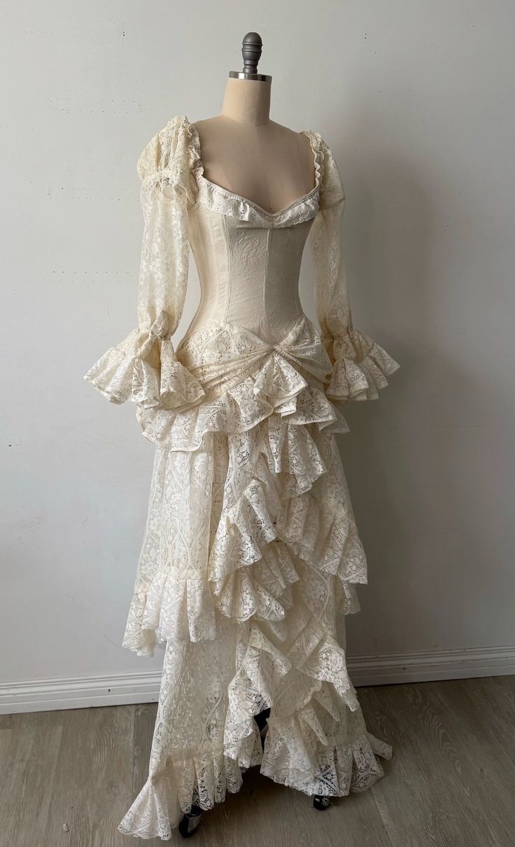 NiceVestidos-_Long Sleeves Prom Long, Exquisite Lace Ball Gowns