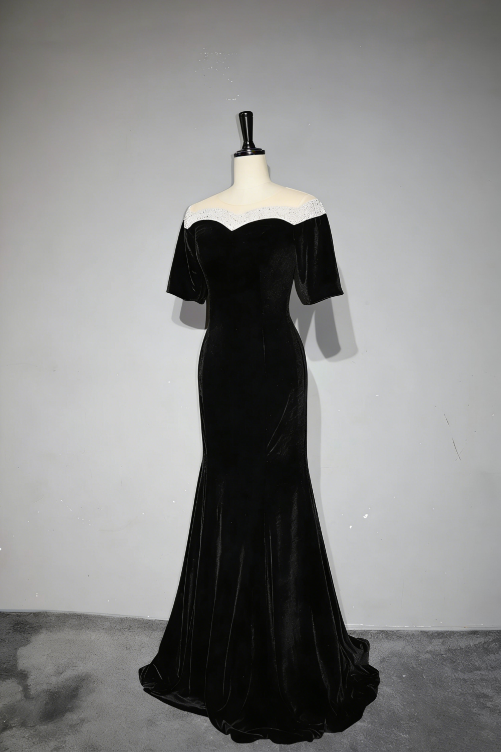 Elegant Black Velvet Mother of the Bride Dress Beaded Illusion Neck Half Sleeve Mermaid Evening Gown gh7103