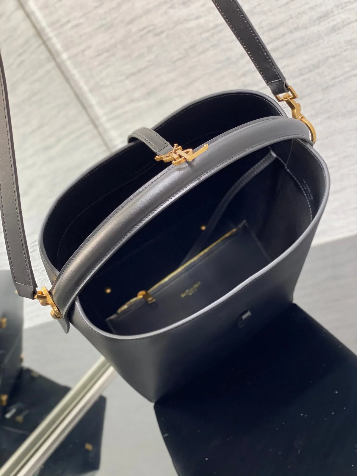 YSL Le 37 In Black Shiny Leather - 20 X 25 X 16 CM