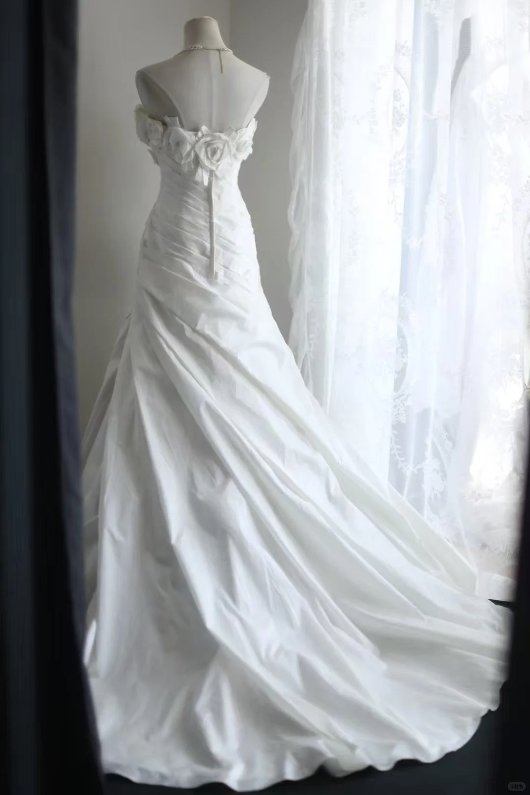 Romantic Strapless Mermaid Wedding Gown with 3D Floral Neckline TP5638