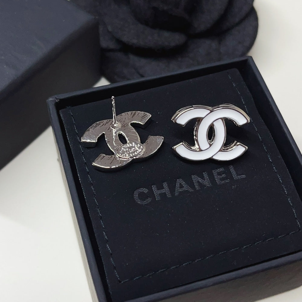 CHANEL 25S EARRINGS WHITE SILVER METAL ABF565 B20465 U0776