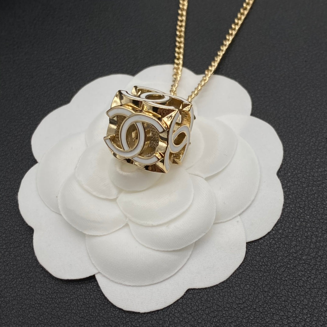 EN – Lux Chanel Necklaces 017