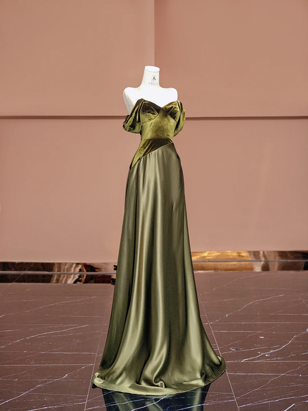 Dark green strapless fitted long ball gown R8400