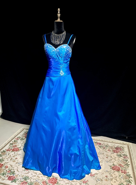 Blue halter-neck fitted long ball gown R8679