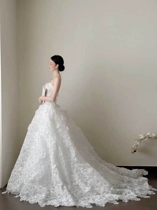 White strapless, waist‑cinching, slim‑fit, long fluffy ball gown with an elegant temperament, wedding dress R8001