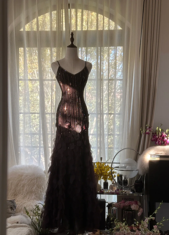 Black halter-neck fitted sequined long ball gown R7732