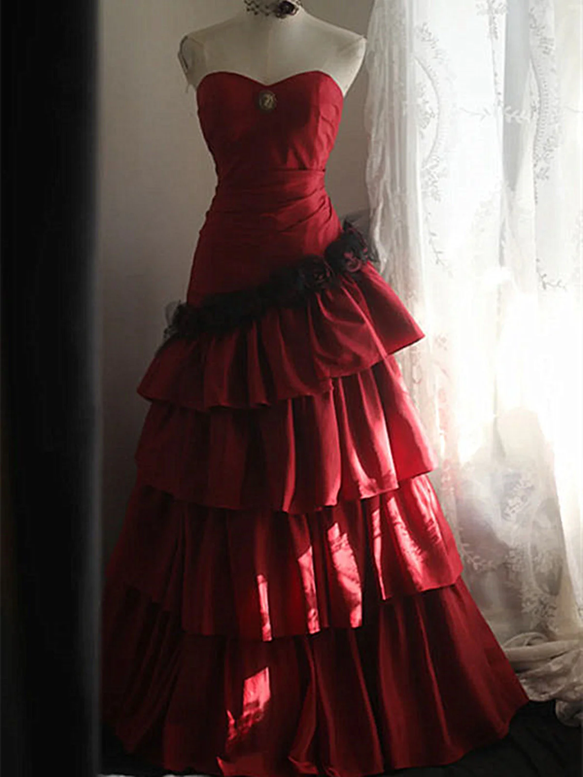 Elegant Red Gothic Tiered Ball Gown Strapless Sweetheart Ruffle Prom Dress