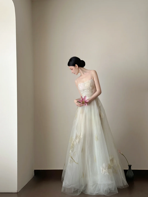 Light off‑white spaghetti‑strap waist‑cinched slim‑fit elegant long prom gown R8004