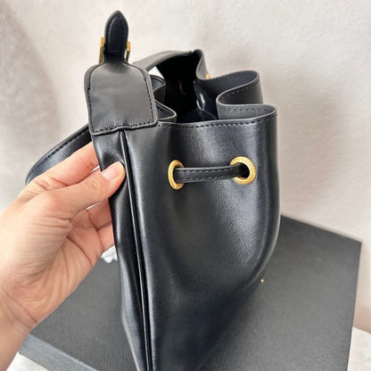 Saint Laurent Paris VII Medium Flat Hobo Bag In Smooth Black 28Cm 697941AAAMD1000