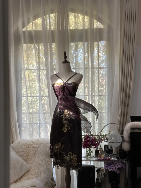 Black halter-neck, gold-print, fitted, mid-length ball gown R7736