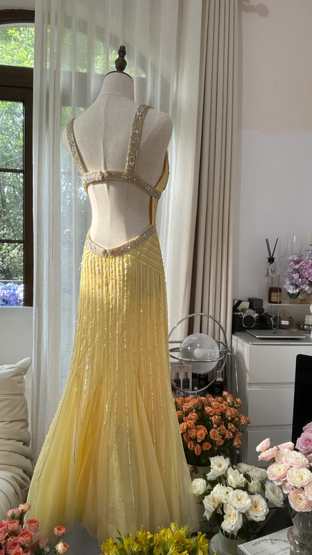 Light yellow halter-neck fitted backless sexy long ball gown R7767