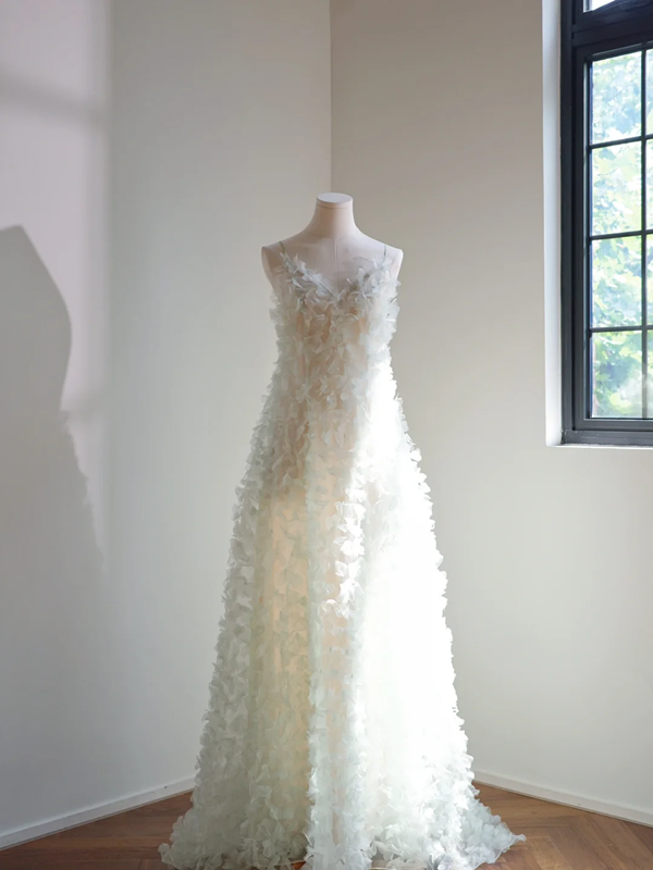 Light green halter-neck long elegant ball gown with fairy-like charm R8467