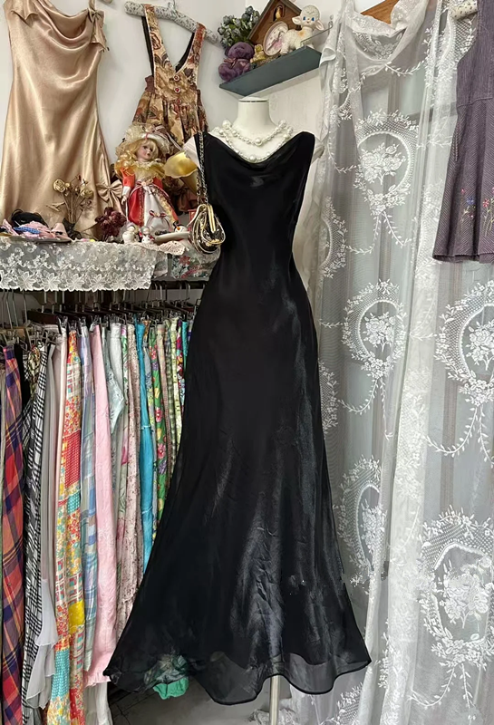 Black sleeveless halter neckline fitted long elegant ball gown R7832