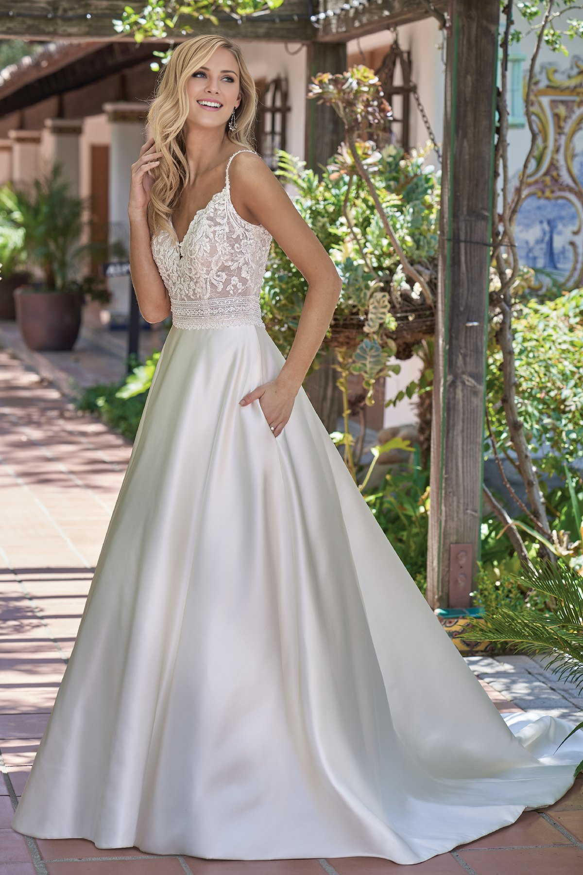 Heart collar embroidered lace bead and floor length wedding dress