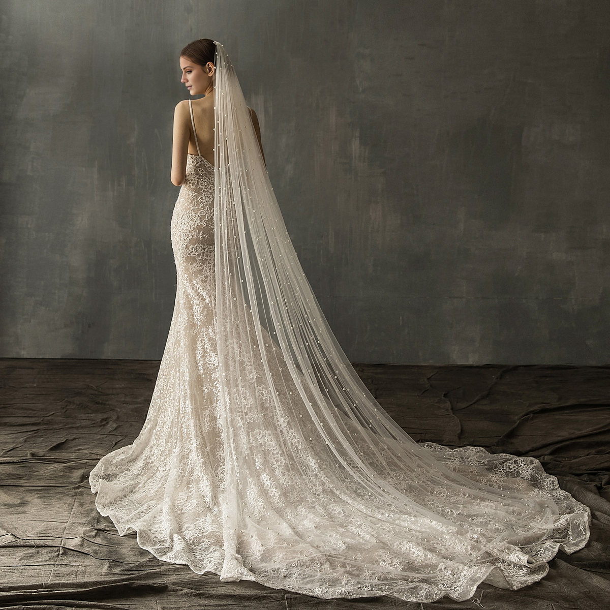 - A layer of elegant and luxurious fake pearl cathedral veil 78.74 inches (200 cm) sheer/angel cut/waterfall dress, leaving a deep impression on people