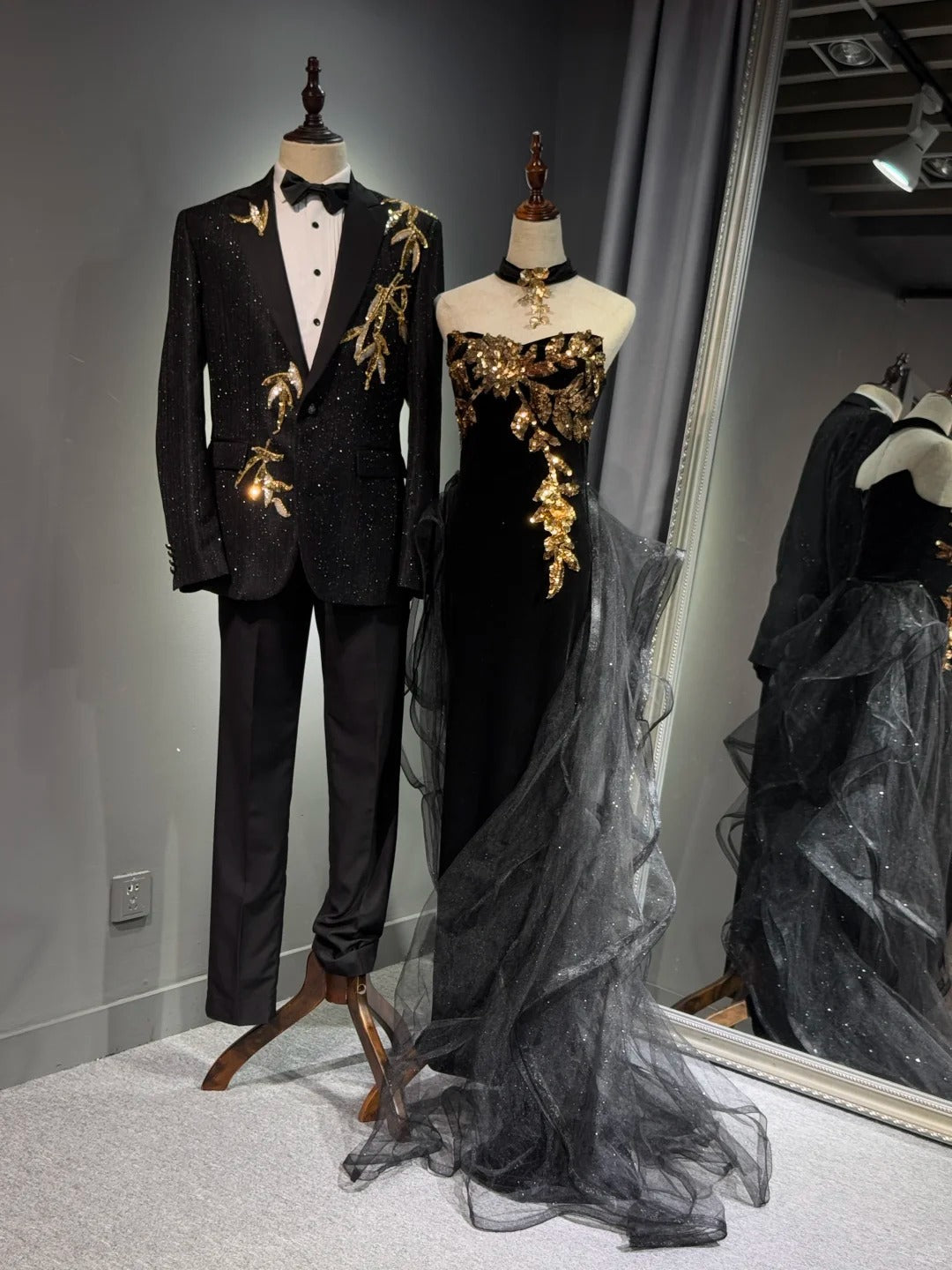Girlhomeshops -Black shiny elegant long gold sequined tulle trailing ball gown evening gown graduation gown gh5108