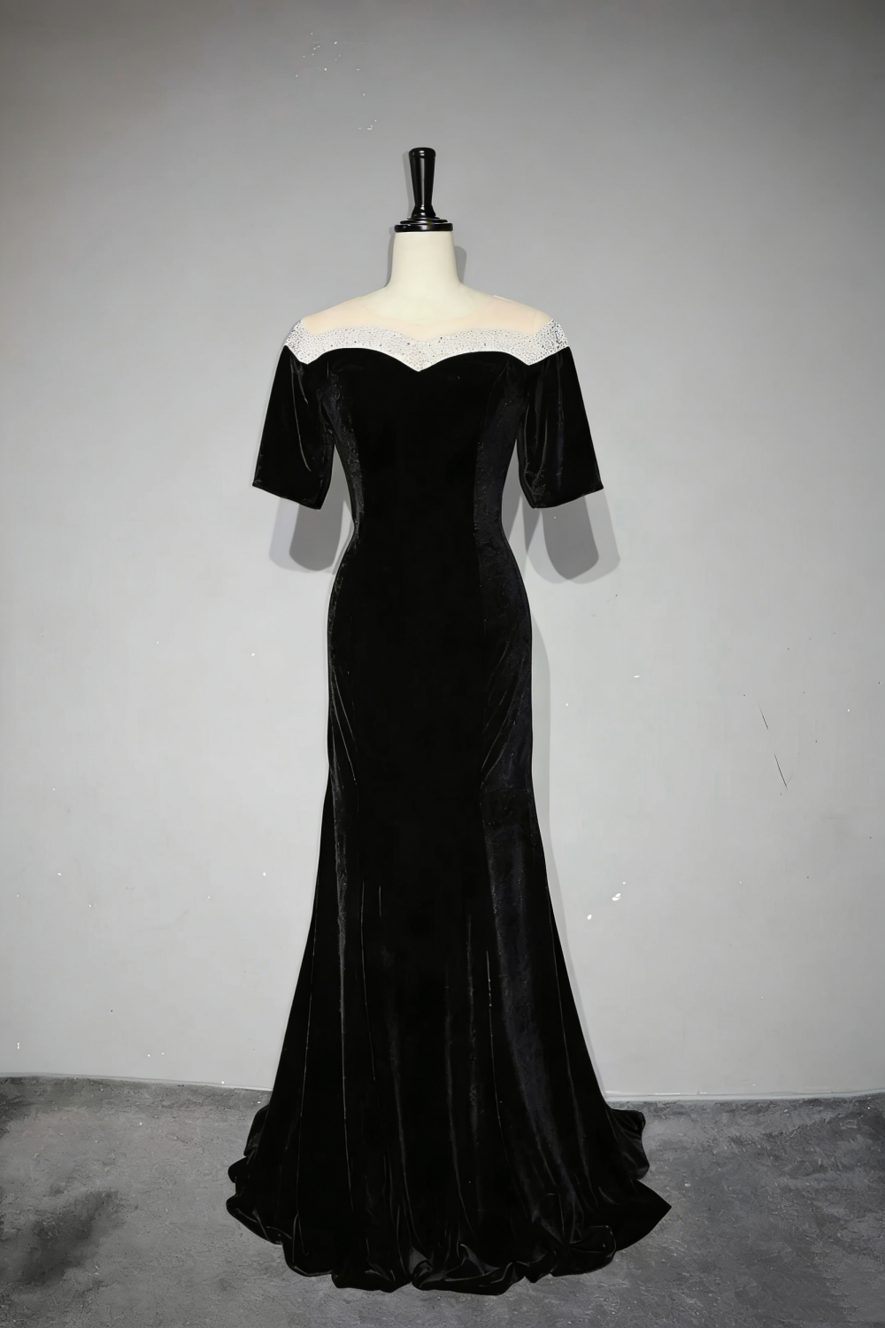 Elegant Black Velvet Mother of the Bride Dress Beaded Illusion Neck Half Sleeve Mermaid Evening Gown gh7103