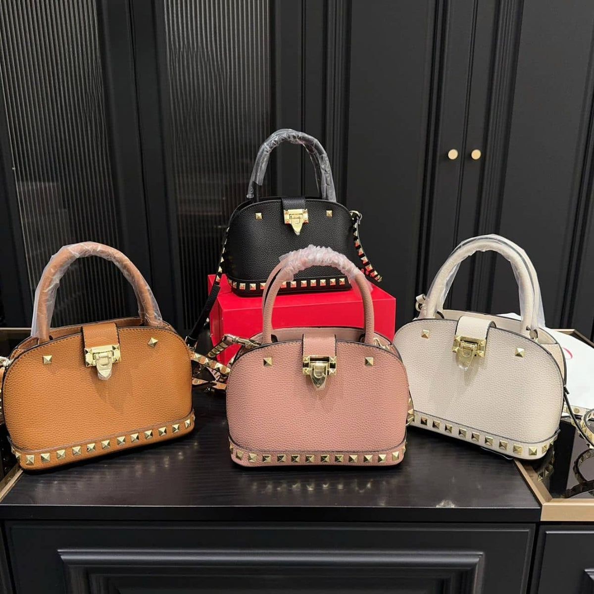 VALENTINO GARAVANI ROCKSTUD HANDBAG IN GRAINY BLACK 21CM