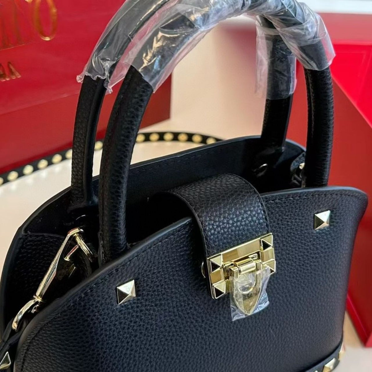 VALENTINO GARAVANI ROCKSTUD HANDBAG IN GRAINY CALFSKIN BLACK 21CM