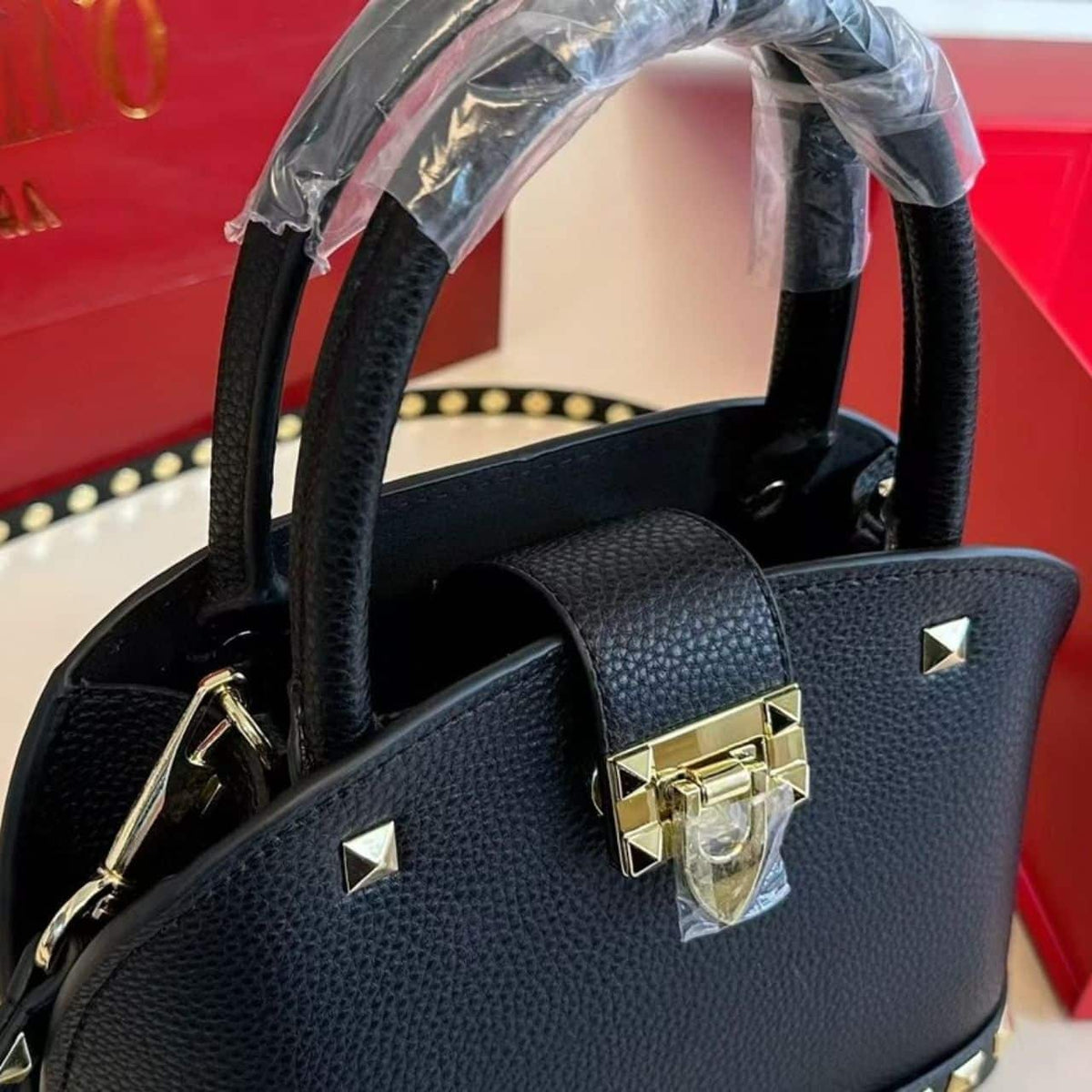 VALENTINO GARAVANI ROCKSTUD HANDBAG IN GRAINY BLACK 21CM