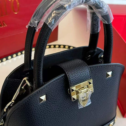 VALENTINO GARAVANI ROCKSTUD HANDBAG IN GRAINY BLACK 21CM