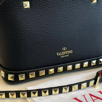 VALENTINO GARAVANI ROCKSTUD HANDBAG IN GRAINY CALFSKIN BLACK 21CM