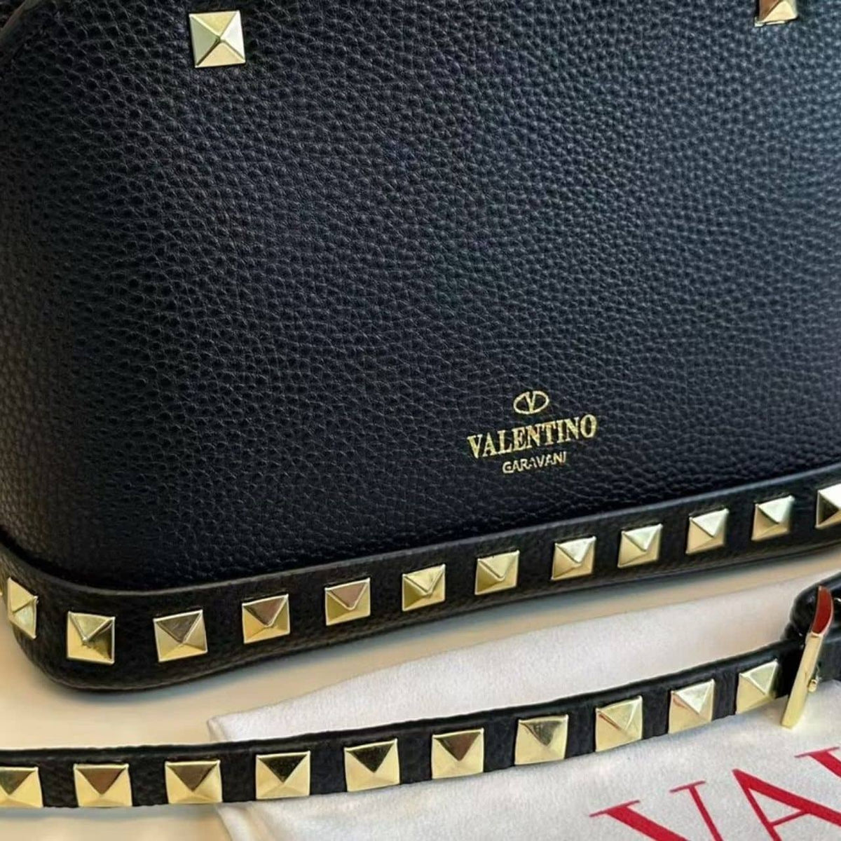VALENTINO GARAVANI ROCKSTUD HANDBAG IN GRAINY BLACK 21CM