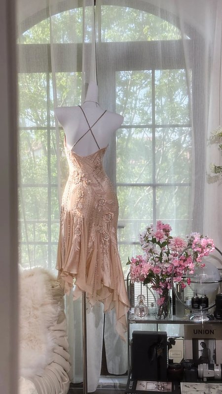 Champagne-colored halter-neck fitted slim-fitting ball gown with an asymmetrical hem R7659